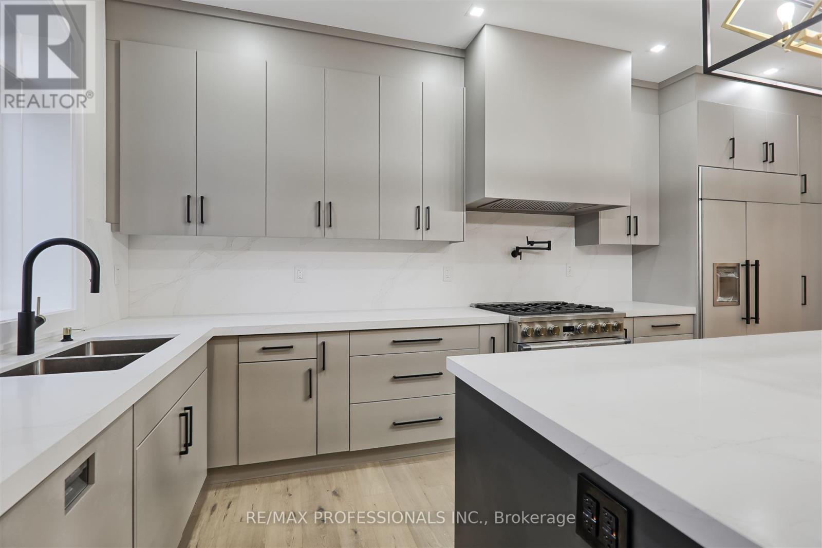 7 Farningham Crescent, Toronto, Ontario  M9B 3B4 - Photo 15 - W12196792