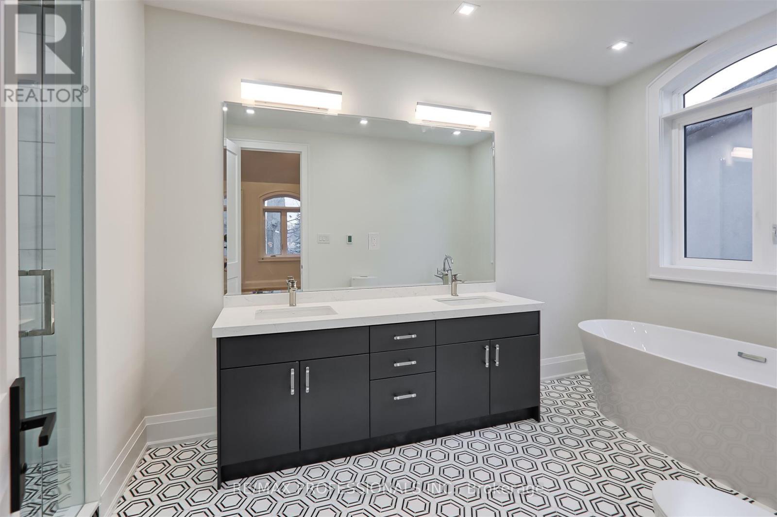 7 Farningham Crescent, Toronto, Ontario  M9B 3B4 - Photo 27 - W12196792