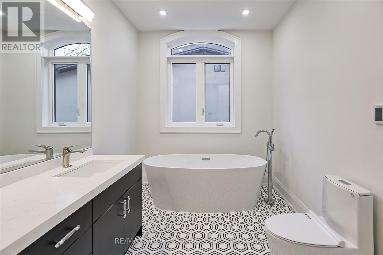 7 Farningham Crescent, Toronto, Ontario  M9B 3B4 - Photo 28 - W12196792