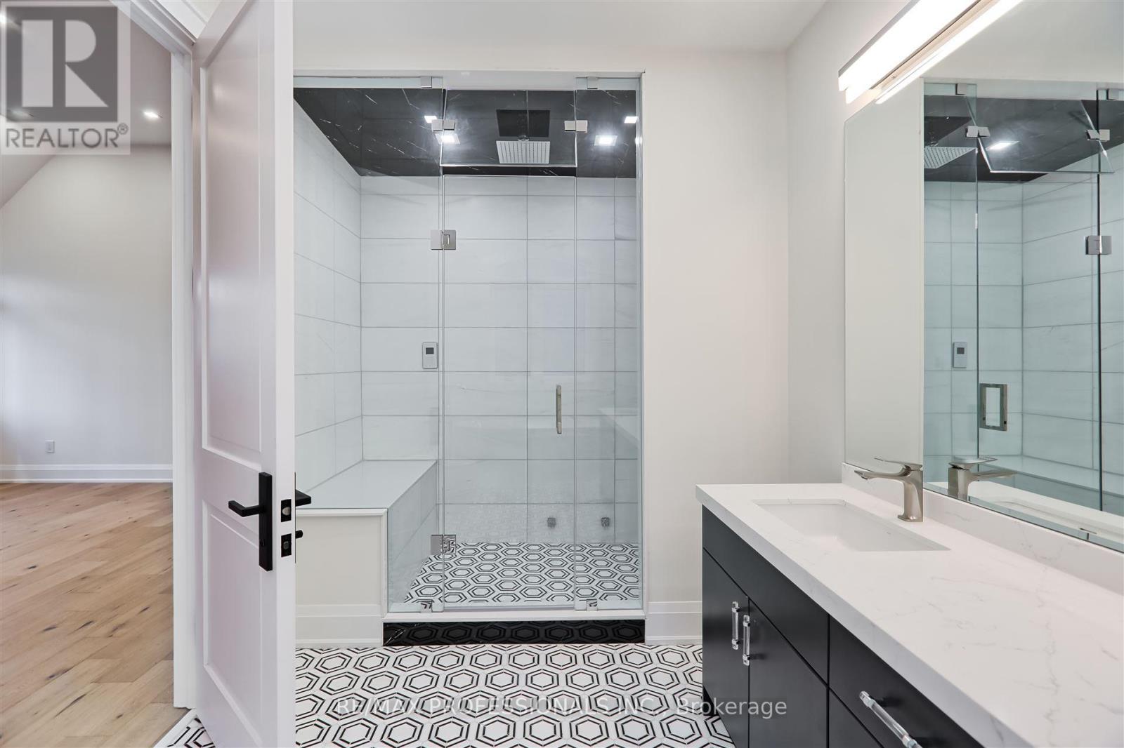 7 Farningham Crescent, Toronto (Princess-Rosethorn), Ontario  M9B 3B4 - Photo 29 - W12196792