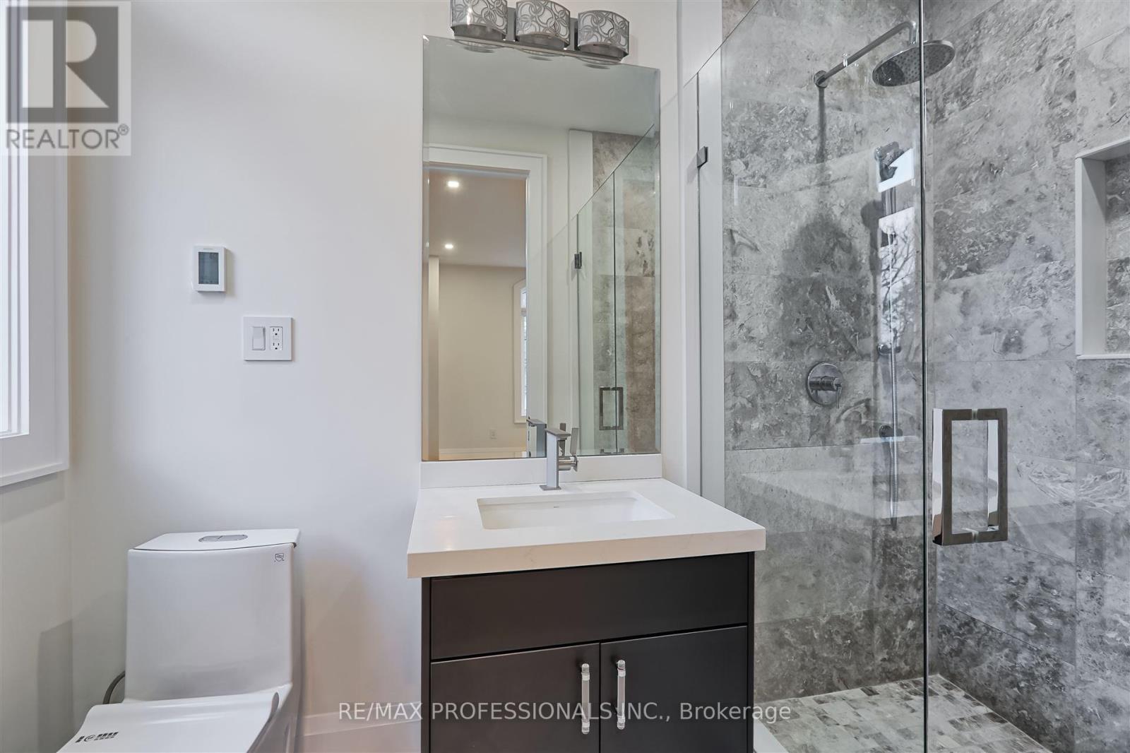 7 Farningham Crescent, Toronto, Ontario  M9B 3B4 - Photo 33 - W12196792