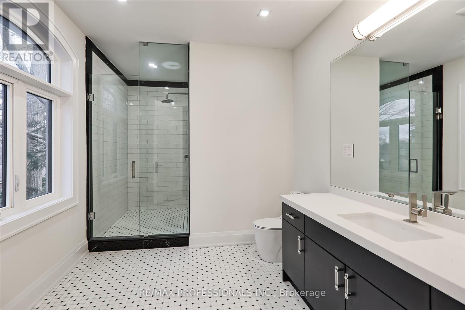 7 Farningham Crescent, Toronto, Ontario  M9B 3B4 - Photo 35 - W12196792