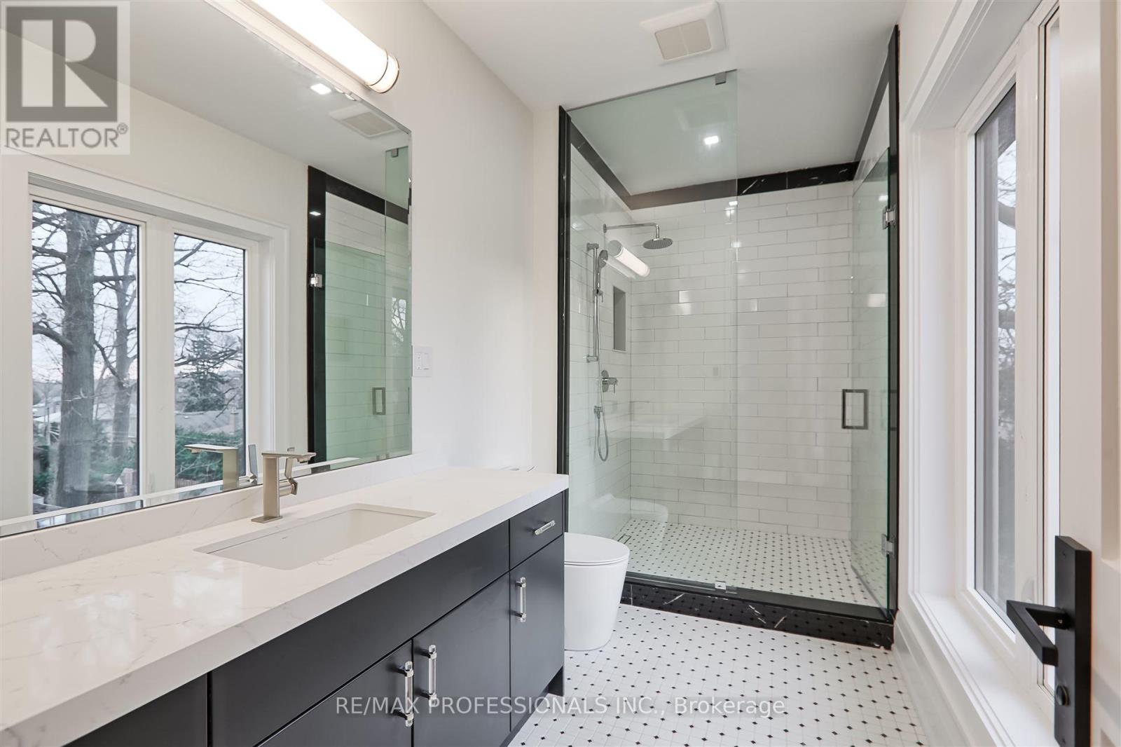 7 Farningham Crescent, Toronto, Ontario  M9B 3B4 - Photo 36 - W12196792