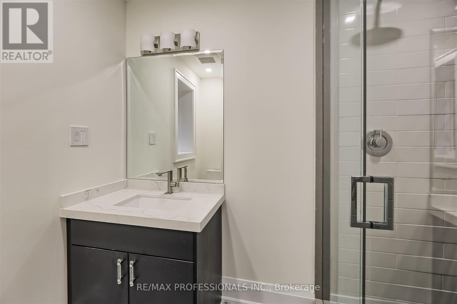 7 Farningham Crescent, Toronto, Ontario  M9B 3B4 - Photo 44 - W12196792