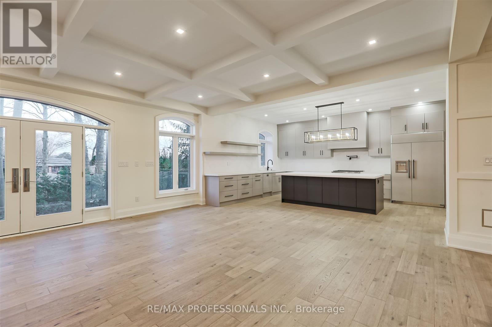 7 Farningham Crescent, Toronto, Ontario  M9B 3B4 - Photo 6 - W12196792