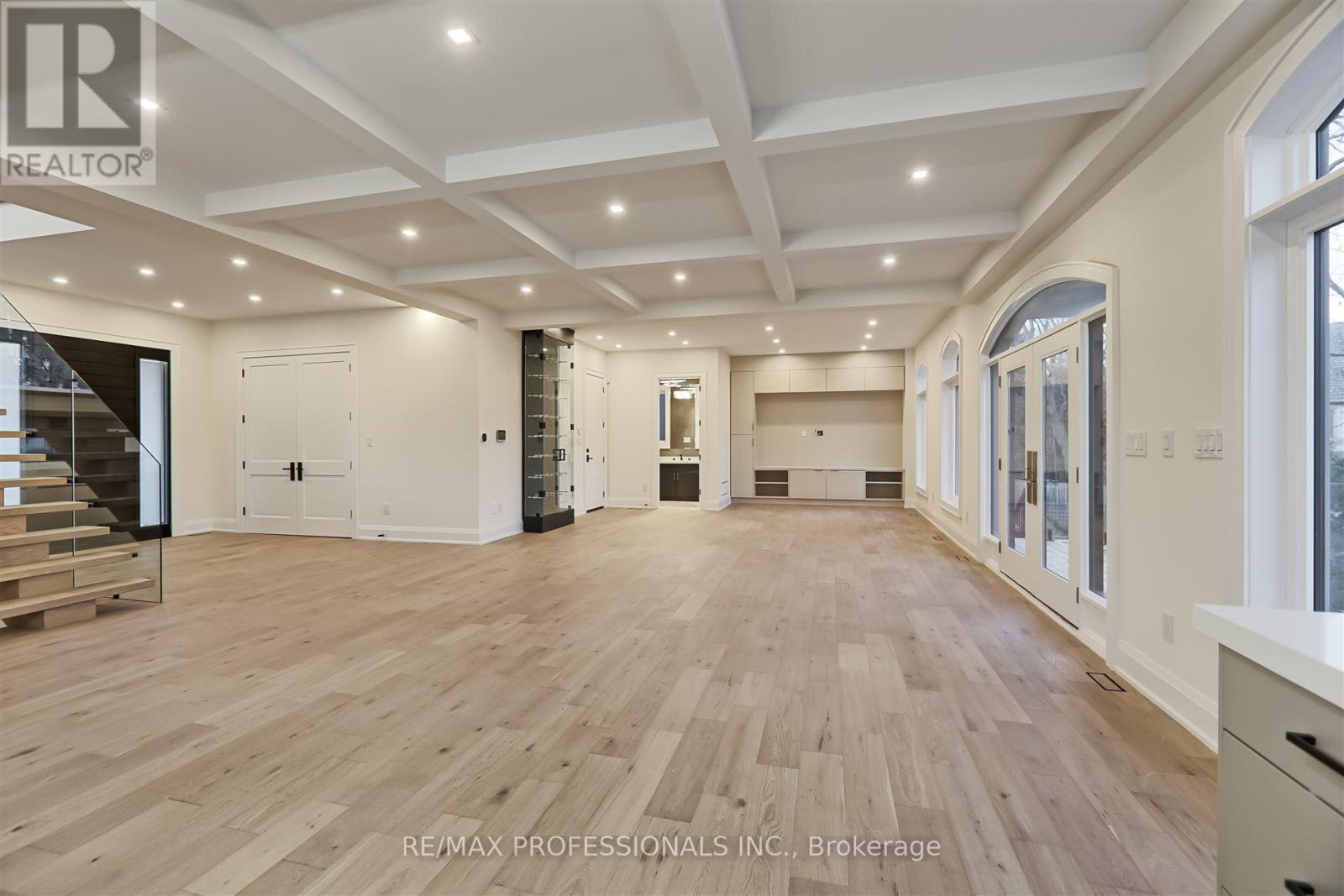 7 Farningham Crescent, Toronto (Princess-Rosethorn), Ontario  M9B 3B4 - Photo 7 - W12196792