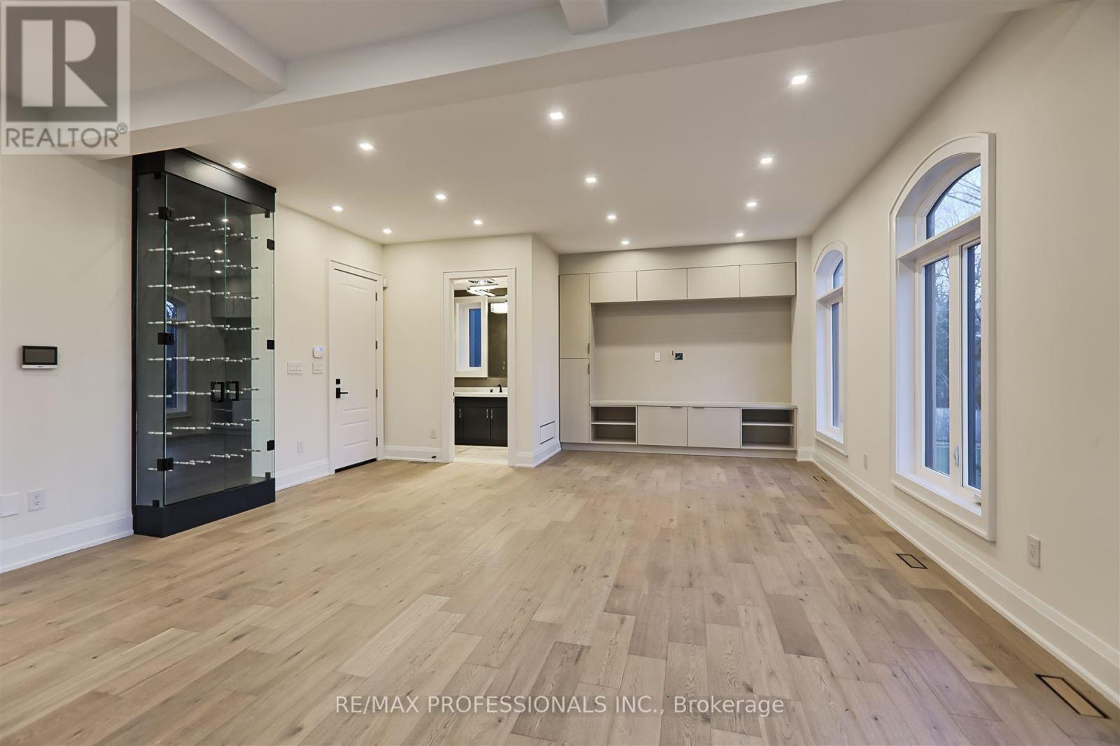 7 Farningham Crescent, Toronto, Ontario  M9B 3B4 - Photo 8 - W12196792