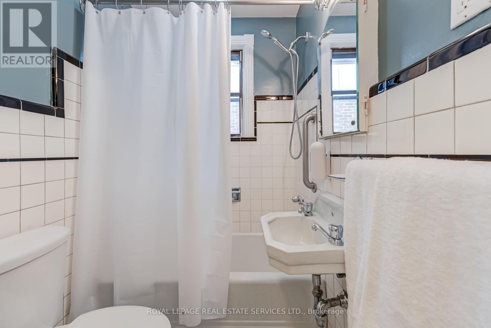 880 Windermere Avenue, Toronto, Ontario  M6S 3M9 - Photo 12 - W12196817