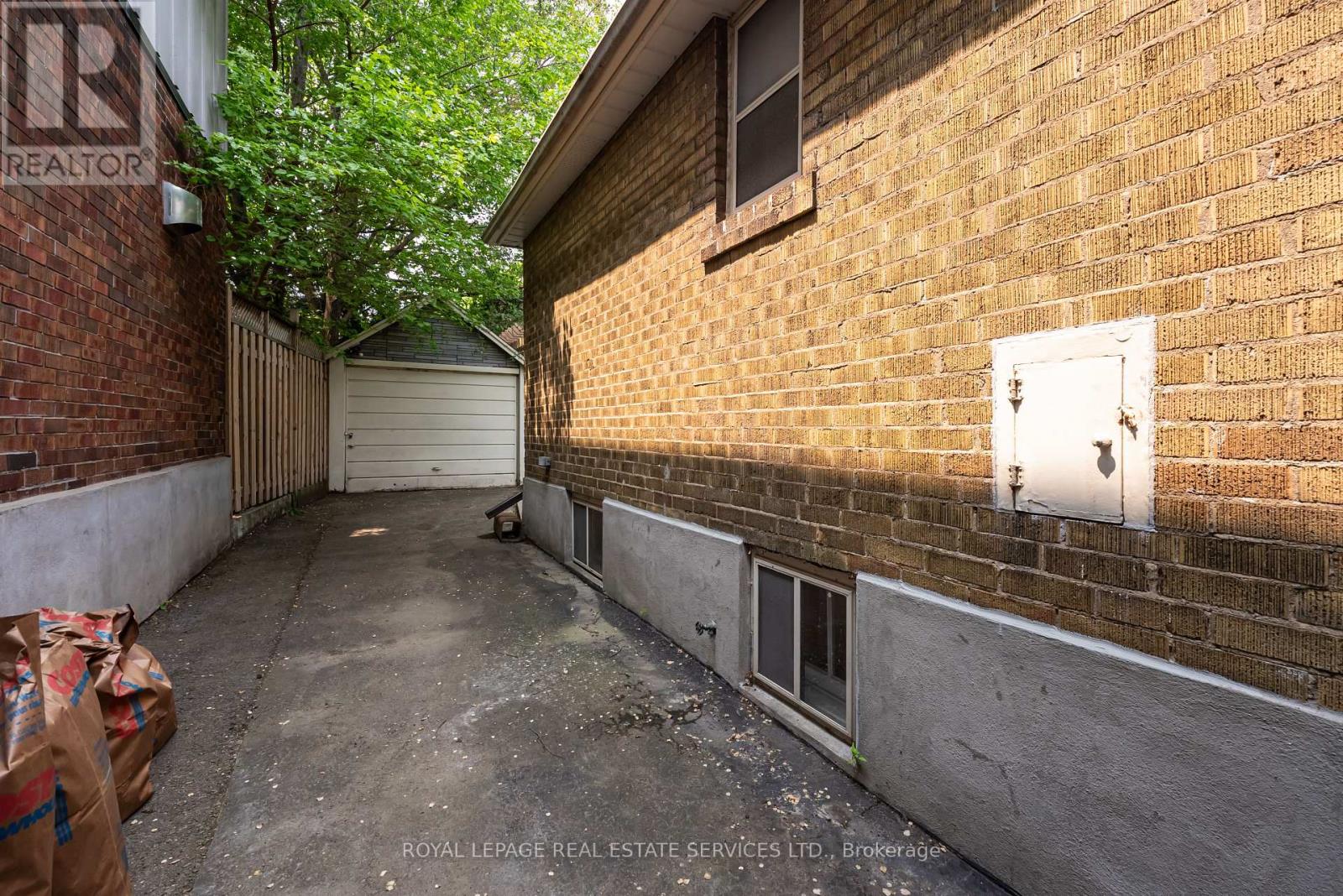 880 Windermere Avenue, Toronto, Ontario  M6S 3M9 - Photo 19 - W12196817