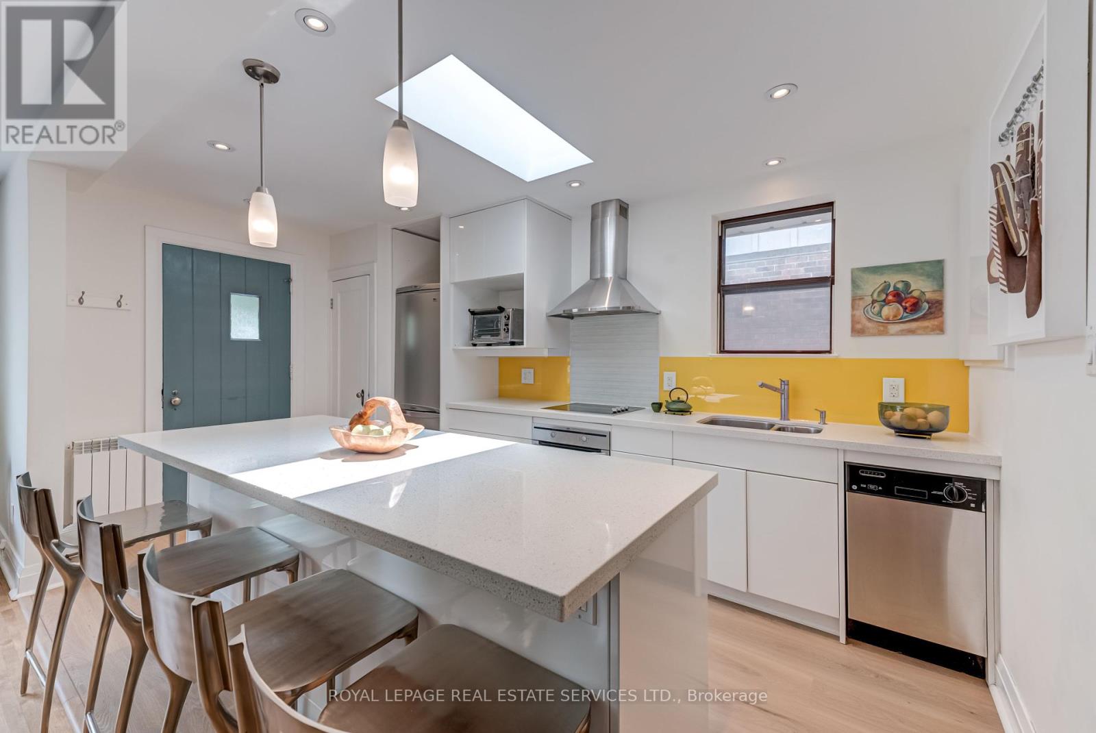 880 Windermere Avenue, Toronto, Ontario  M6S 3M9 - Photo 6 - W12196817