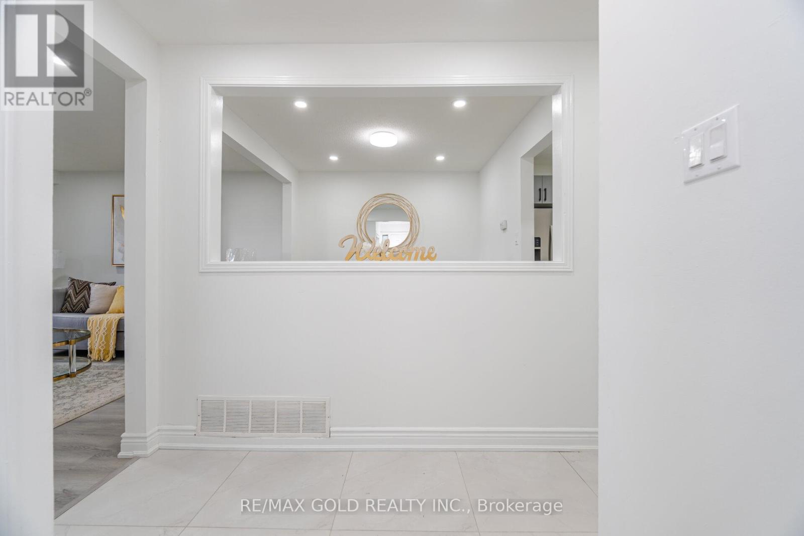 3068 Morning Star Drive, Mississauga, Ontario  L4T 1X2 - Photo 4 - W12157004