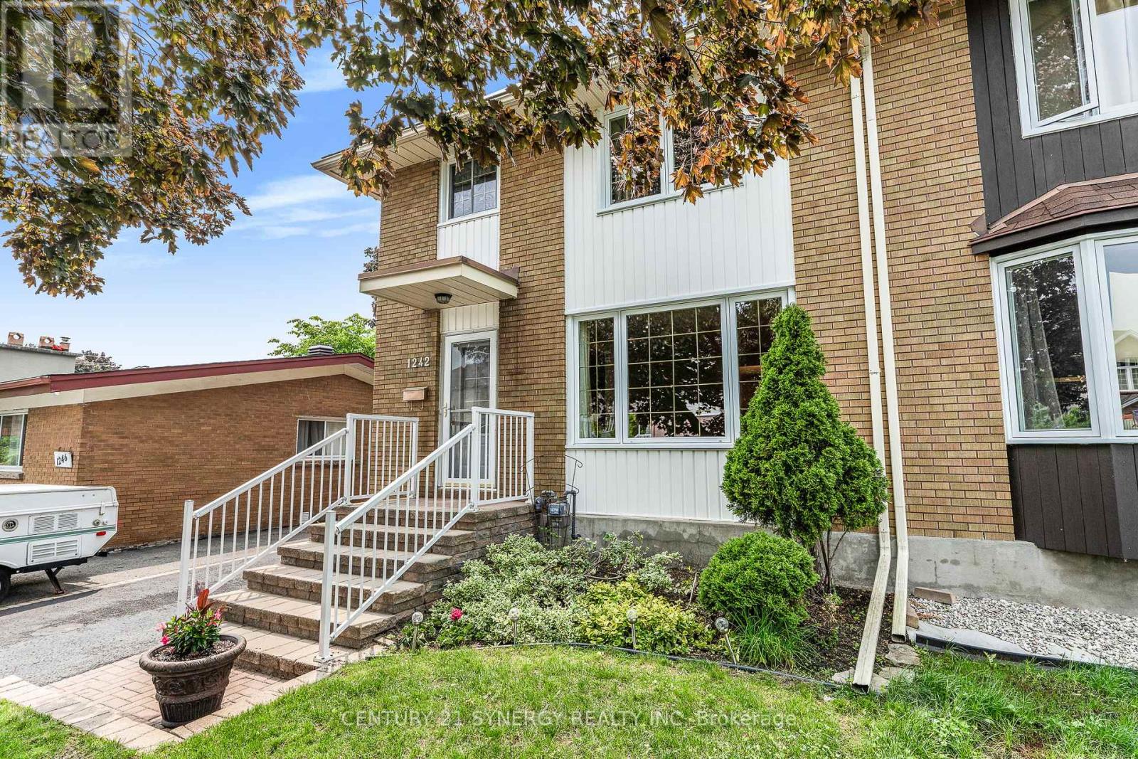 1242 Clyde Avenue, Ottawa, Ontario  K2C 1Y4 - Photo 2 - X12196890
