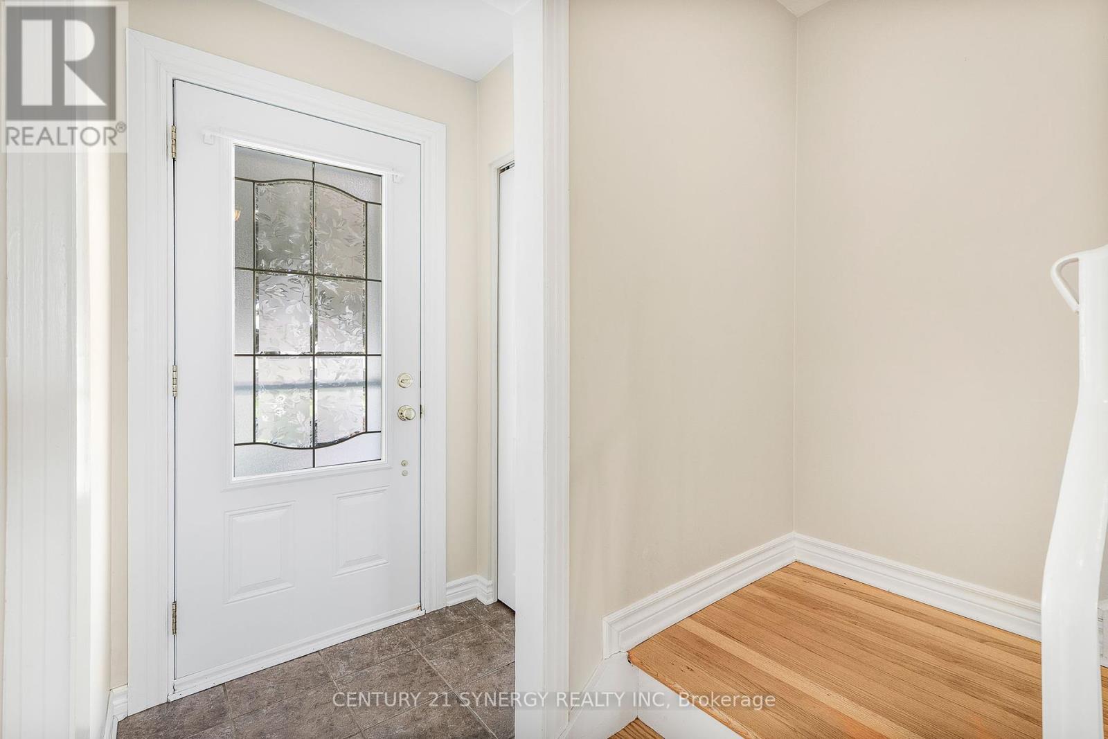 1242 Clyde Avenue, Ottawa, Ontario  K2C 1Y4 - Photo 3 - X12196890