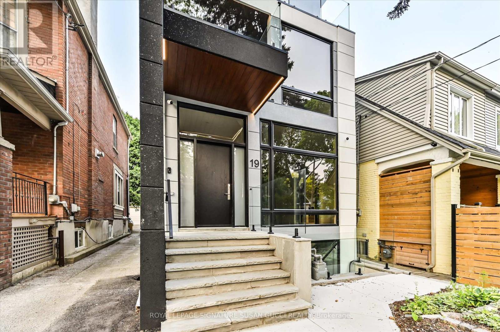 19 Devon Road, Toronto, Ontario  M4E 2J7 - Photo 3 - E12196832