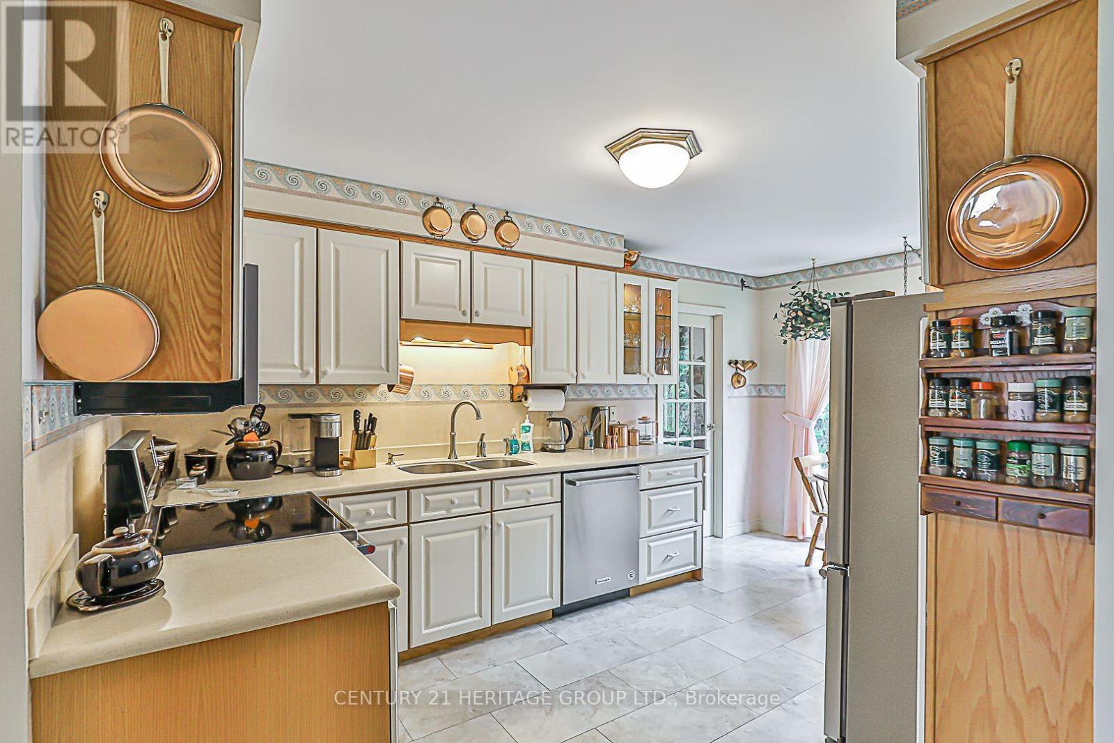 861 Columbia Court, Newmarket, Ontario  L3Y 6L6 - Photo 13 - N12196861