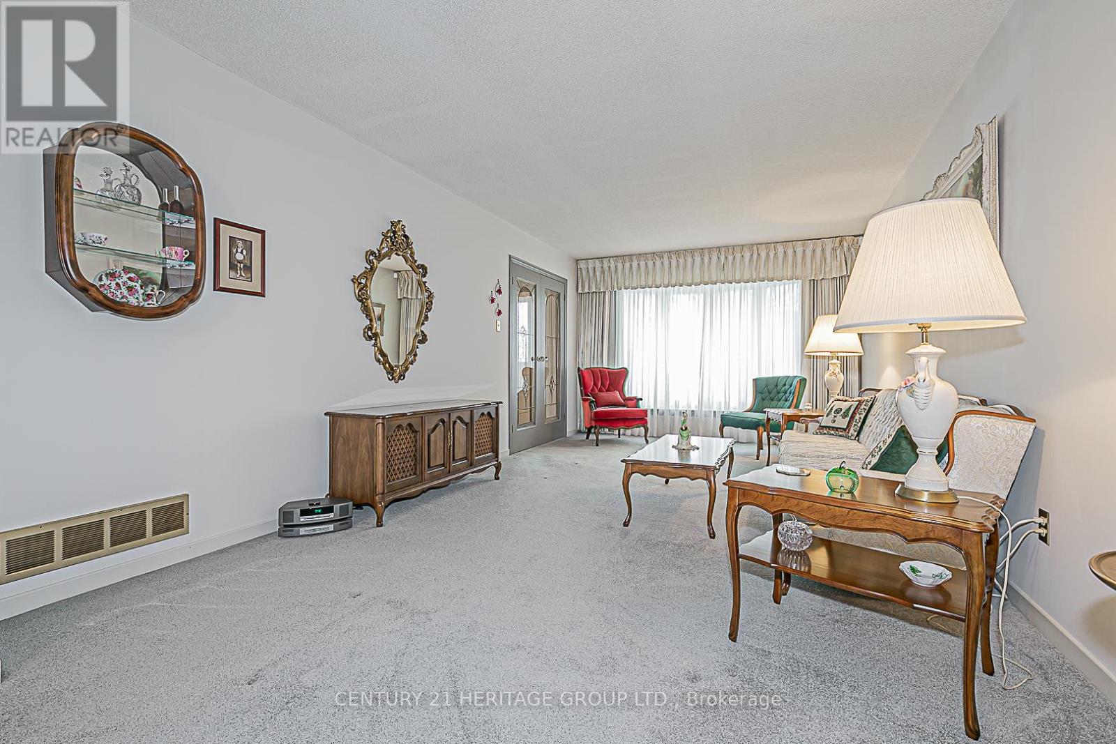 861 Columbia Court, Newmarket, Ontario  L3Y 6L6 - Photo 7 - N12196861