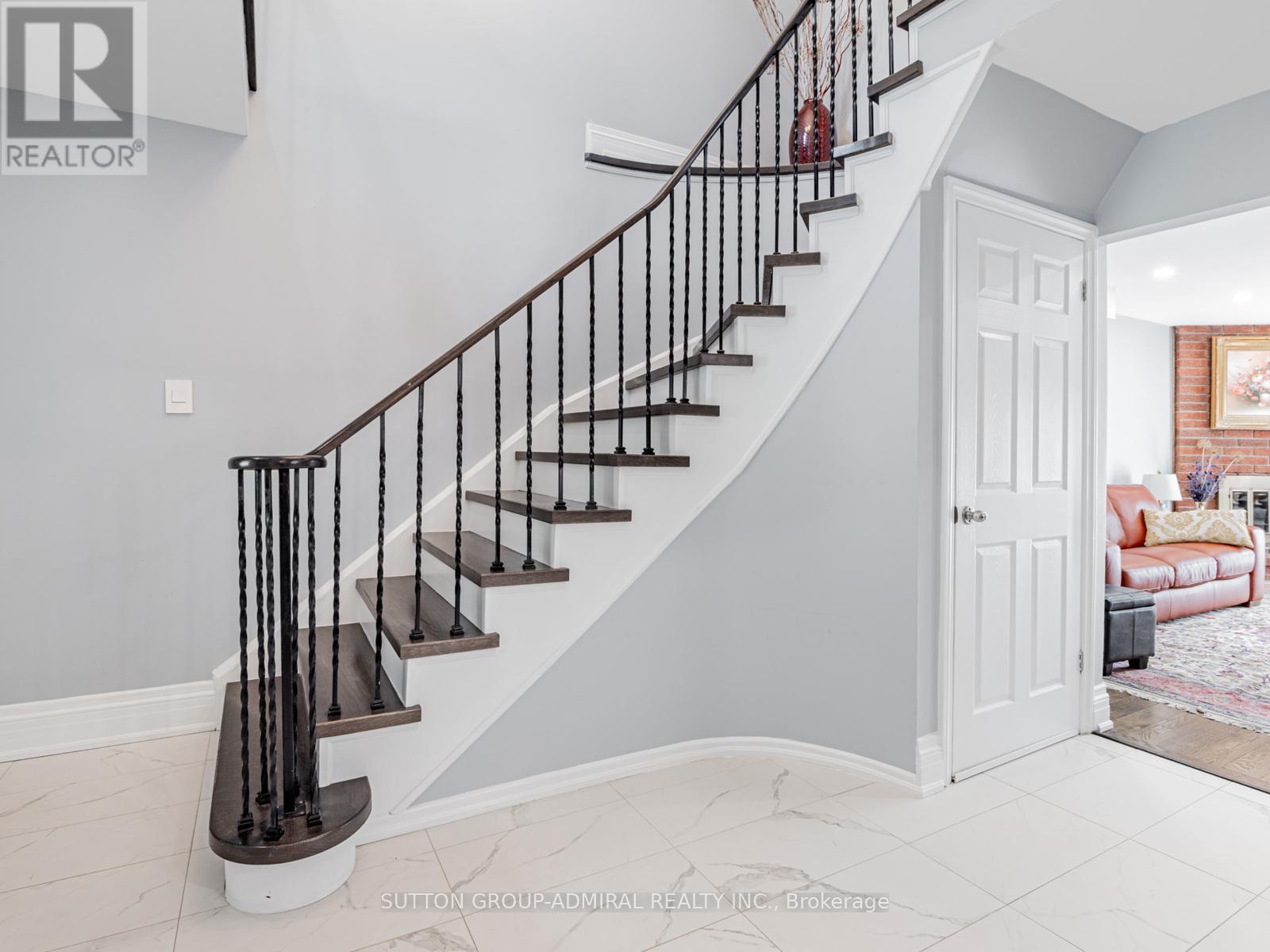 36 Spyglass Hill Road, Vaughan (Glen Shields), Ontario  L4K 2K7 - Photo 5 - N12196868