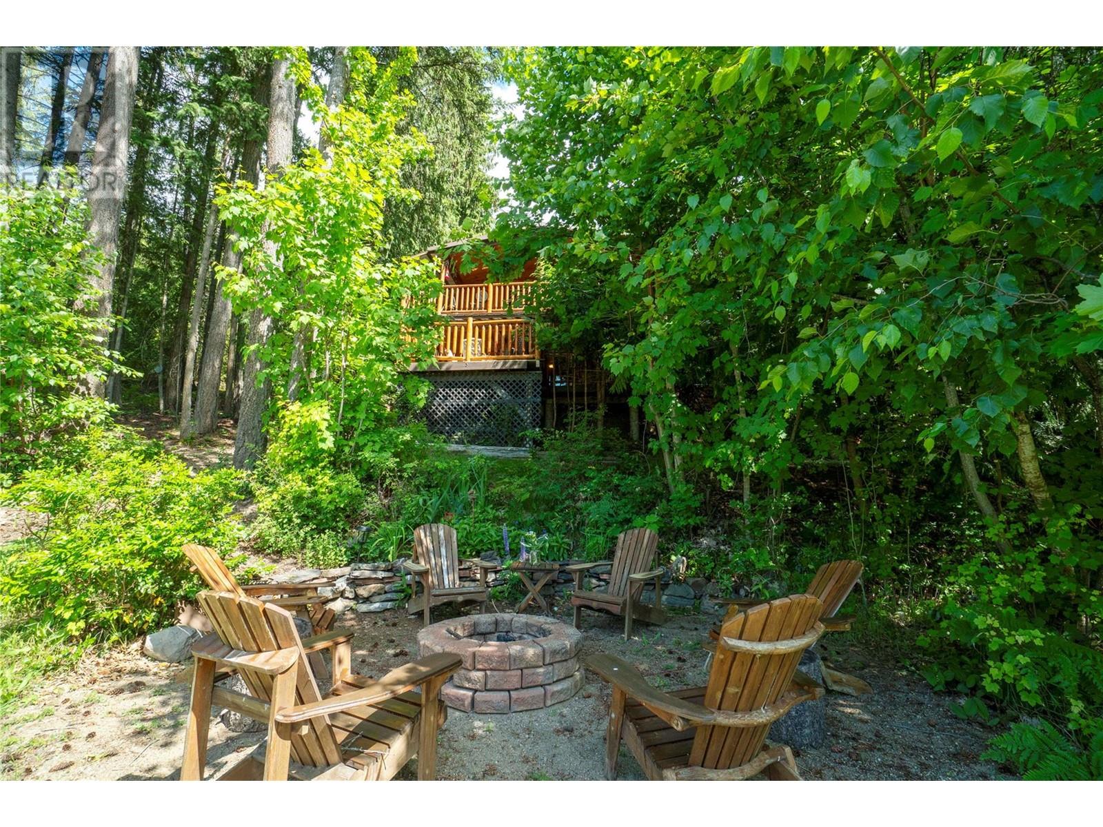7792 Columbia Drive, Anglemont, British Columbia  V0E 1M8 - Photo 11 - 10350863