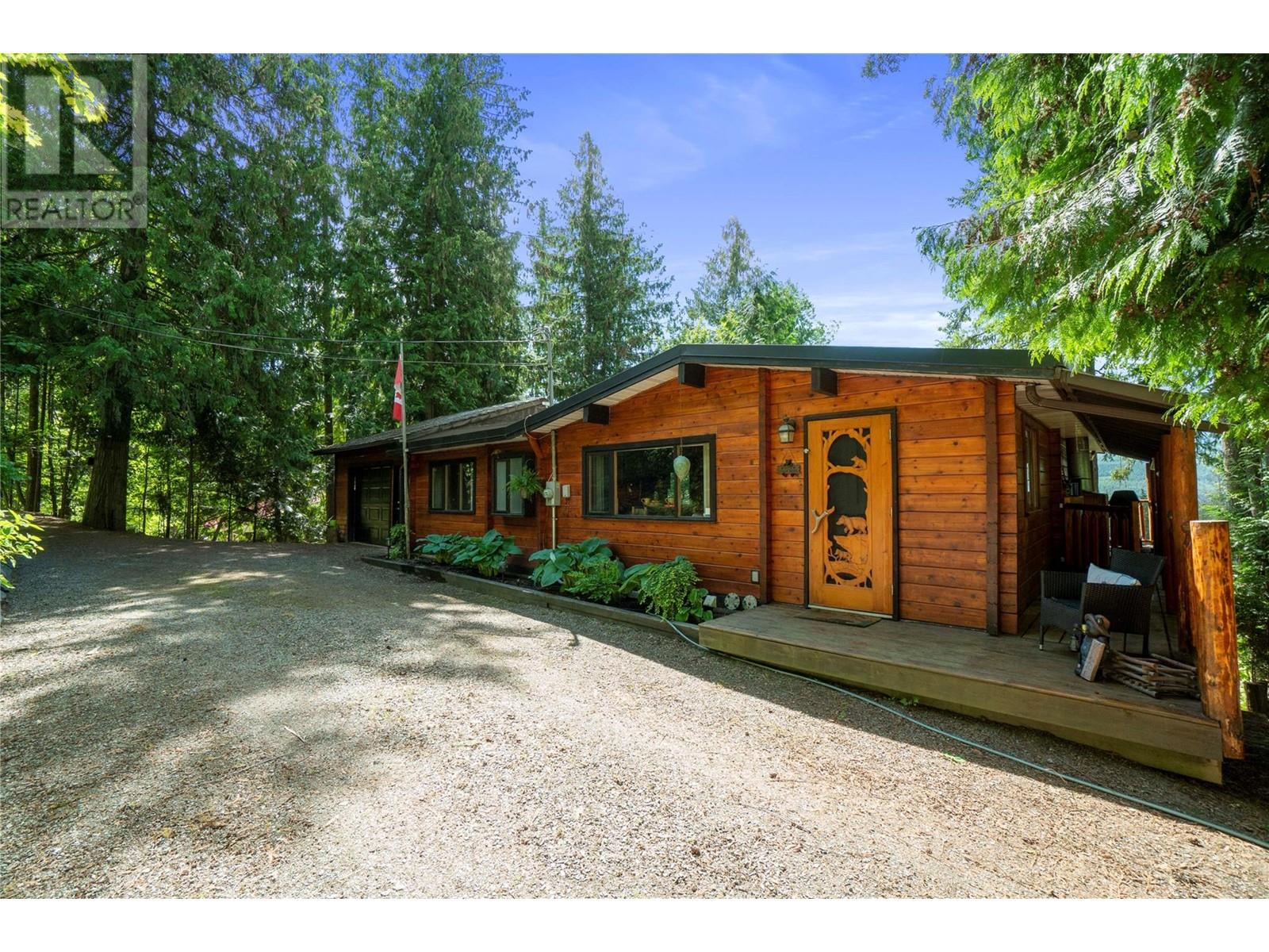 7792 Columbia Drive, Anglemont, British Columbia  V0E 1M8 - Photo 2 - 10350863