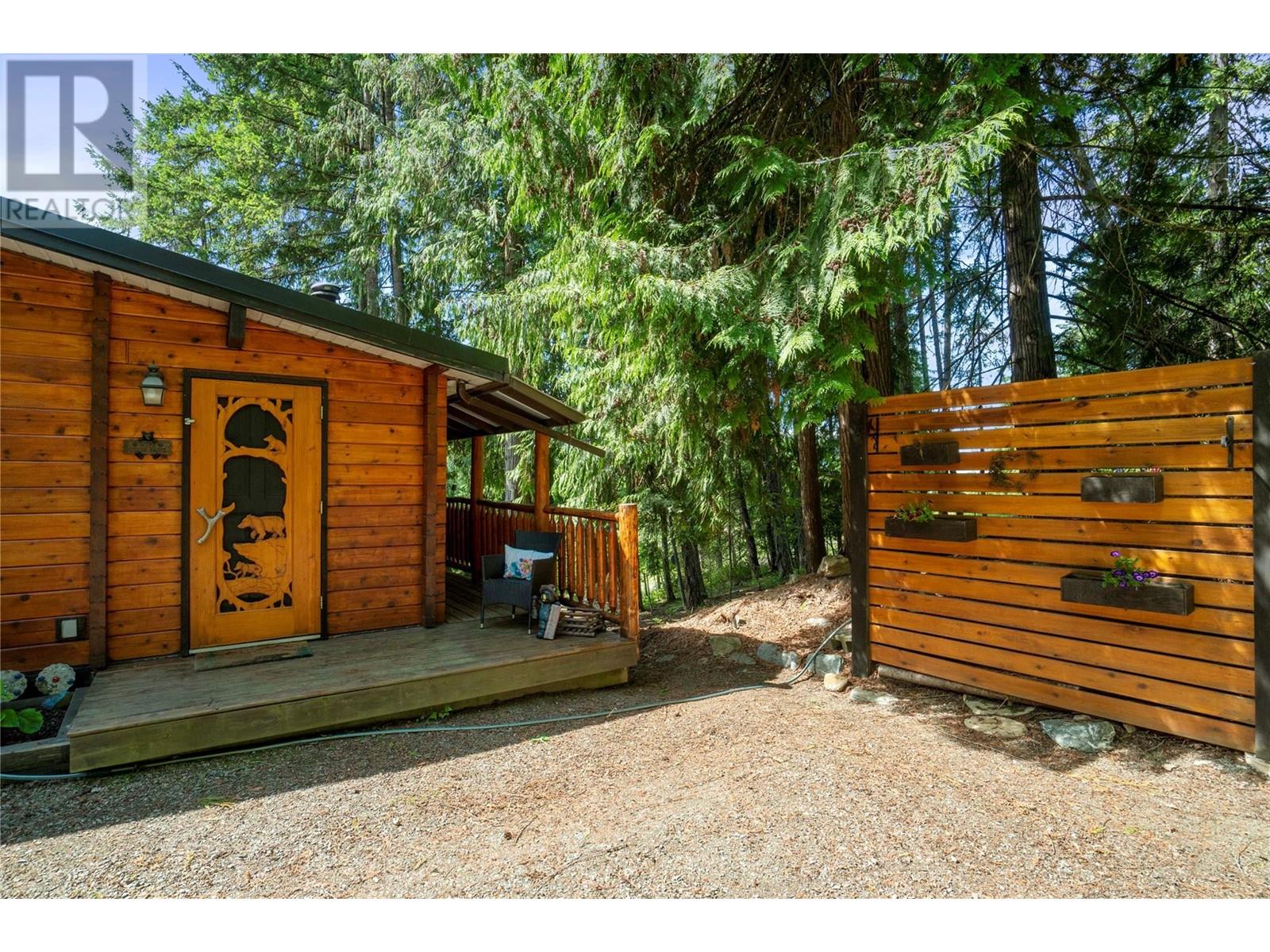 7792 Columbia Drive, Anglemont, British Columbia  V0E 1M8 - Photo 3 - 10350863