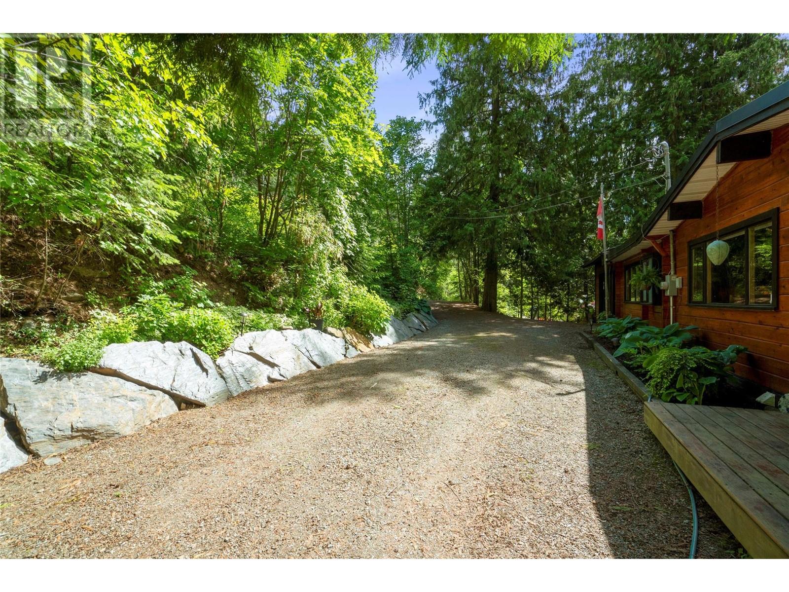 7792 Columbia Drive, Anglemont, British Columbia  V0E 1M8 - Photo 4 - 10350863