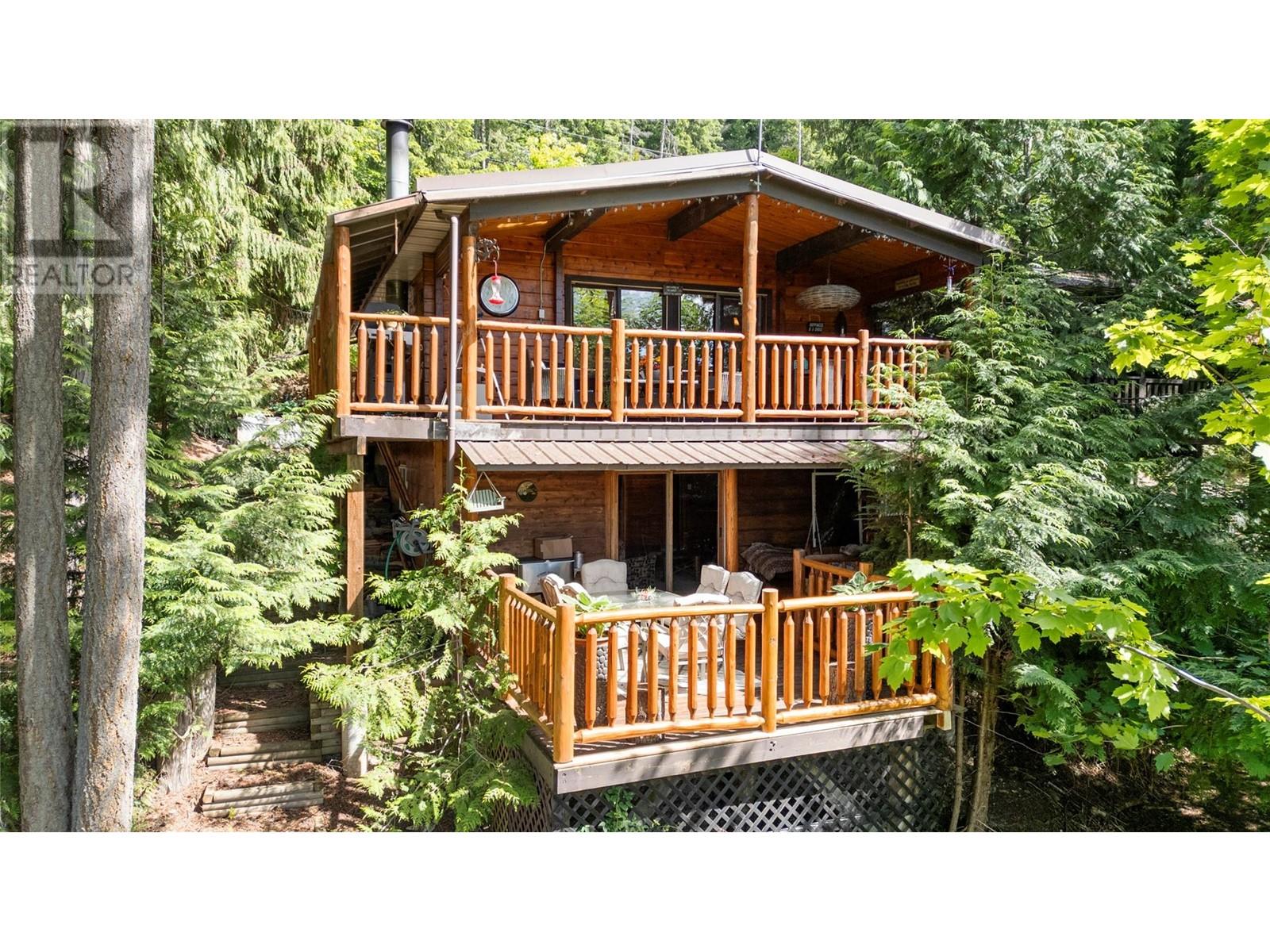 7792 Columbia Drive, Anglemont, British Columbia  V0E 1M8 - Photo 6 - 10350863