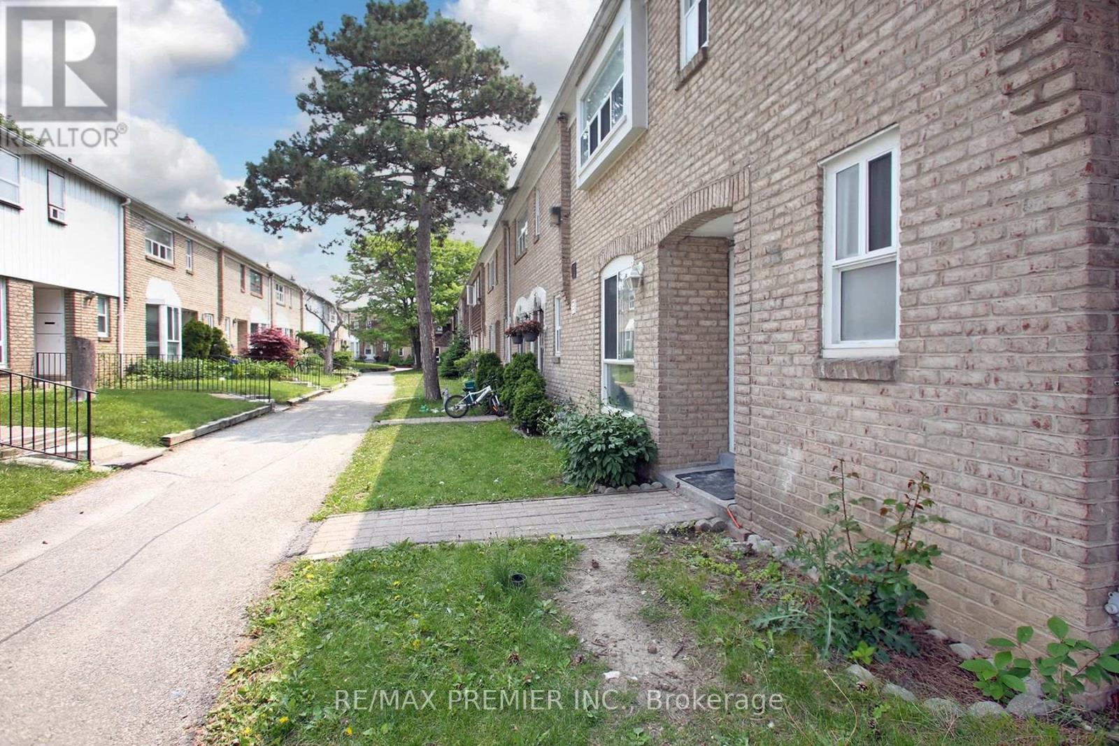 1 - 7 Gosford Boulevard, Toronto, Ontario  M3N 2G7 - Photo 2 - W12196835