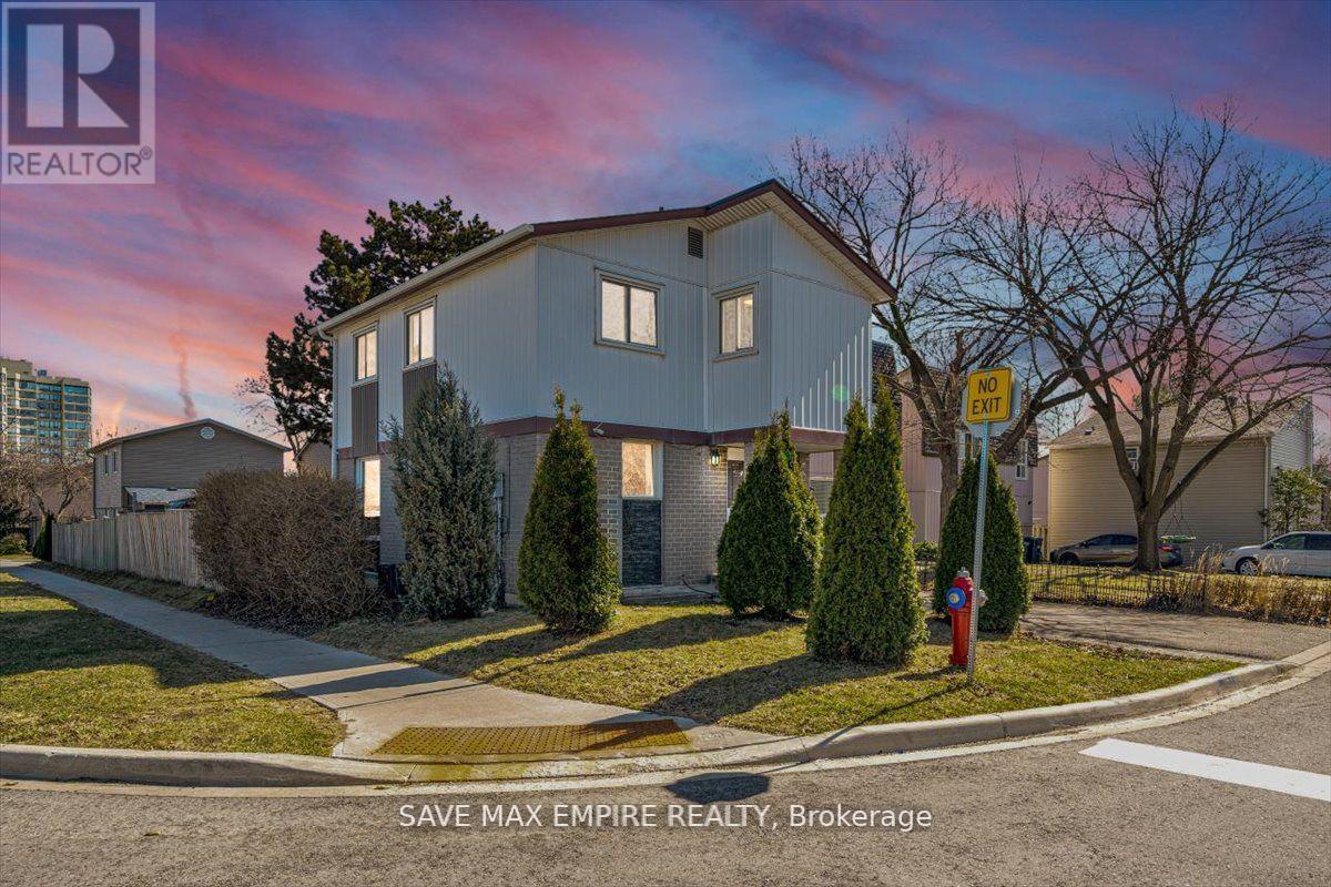 18 Hasting Square, Brampton, Ontario  L6S 2N8 - Photo 1 - W12196837