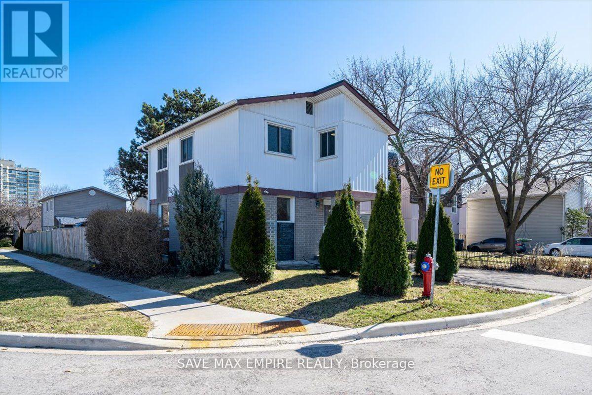 18 Hasting Square, Brampton, Ontario  L6S 2N8 - Photo 2 - W12196837