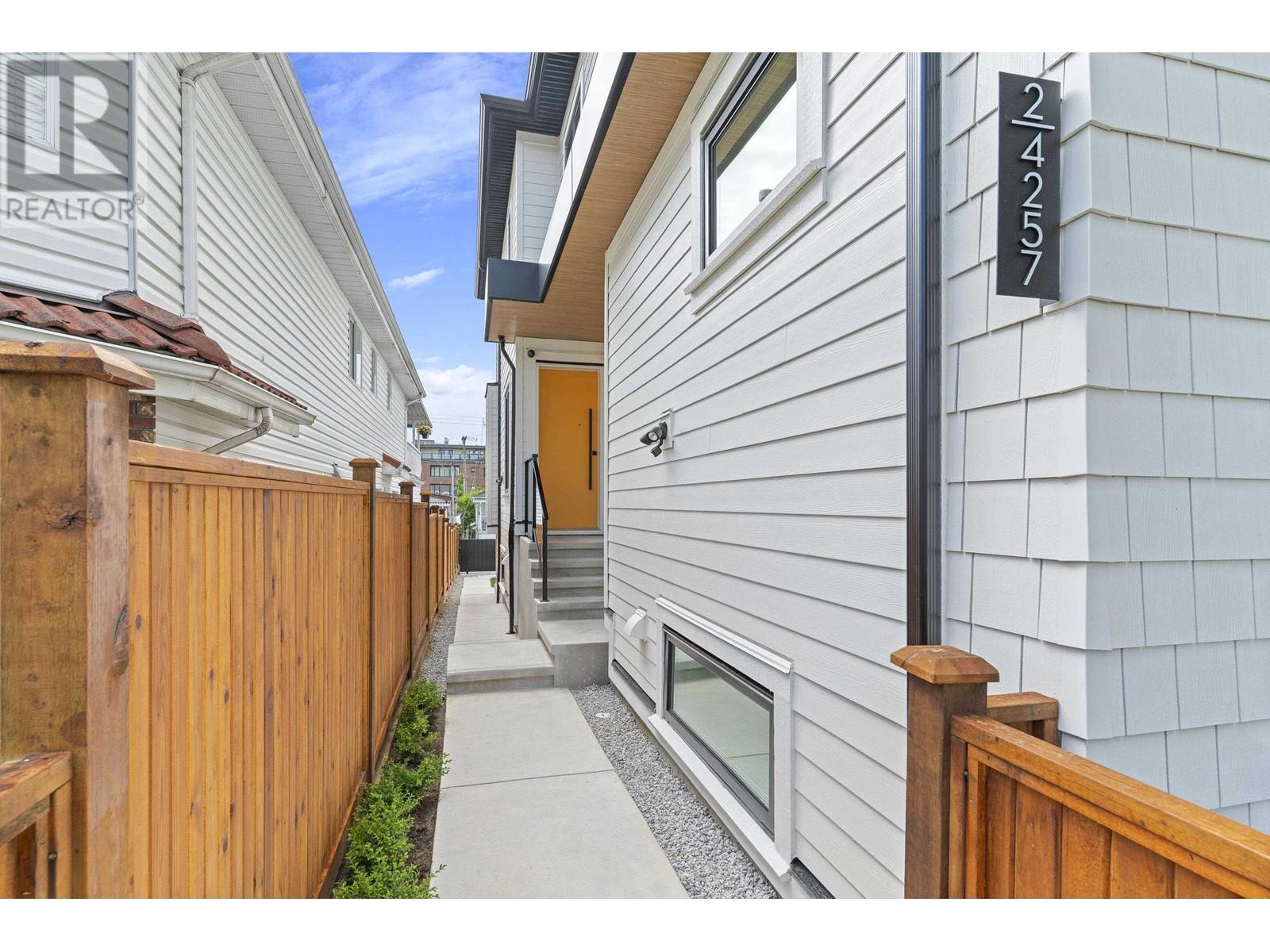2 4257 Beatrice Street, Vancouver, British Columbia  V5N 4H9 - Photo 2 - R3010494