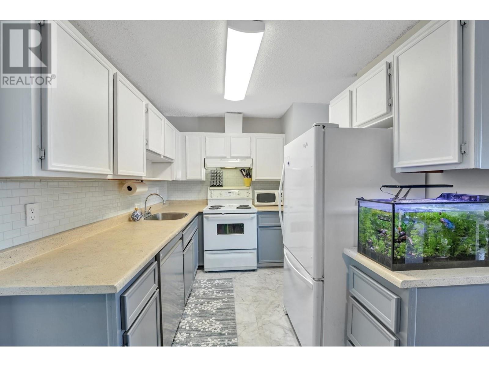 205 2425 Shaughnessy Street, Port Coquitlam, British Columbia  V3C 3E6 - Photo 2 - R3011203