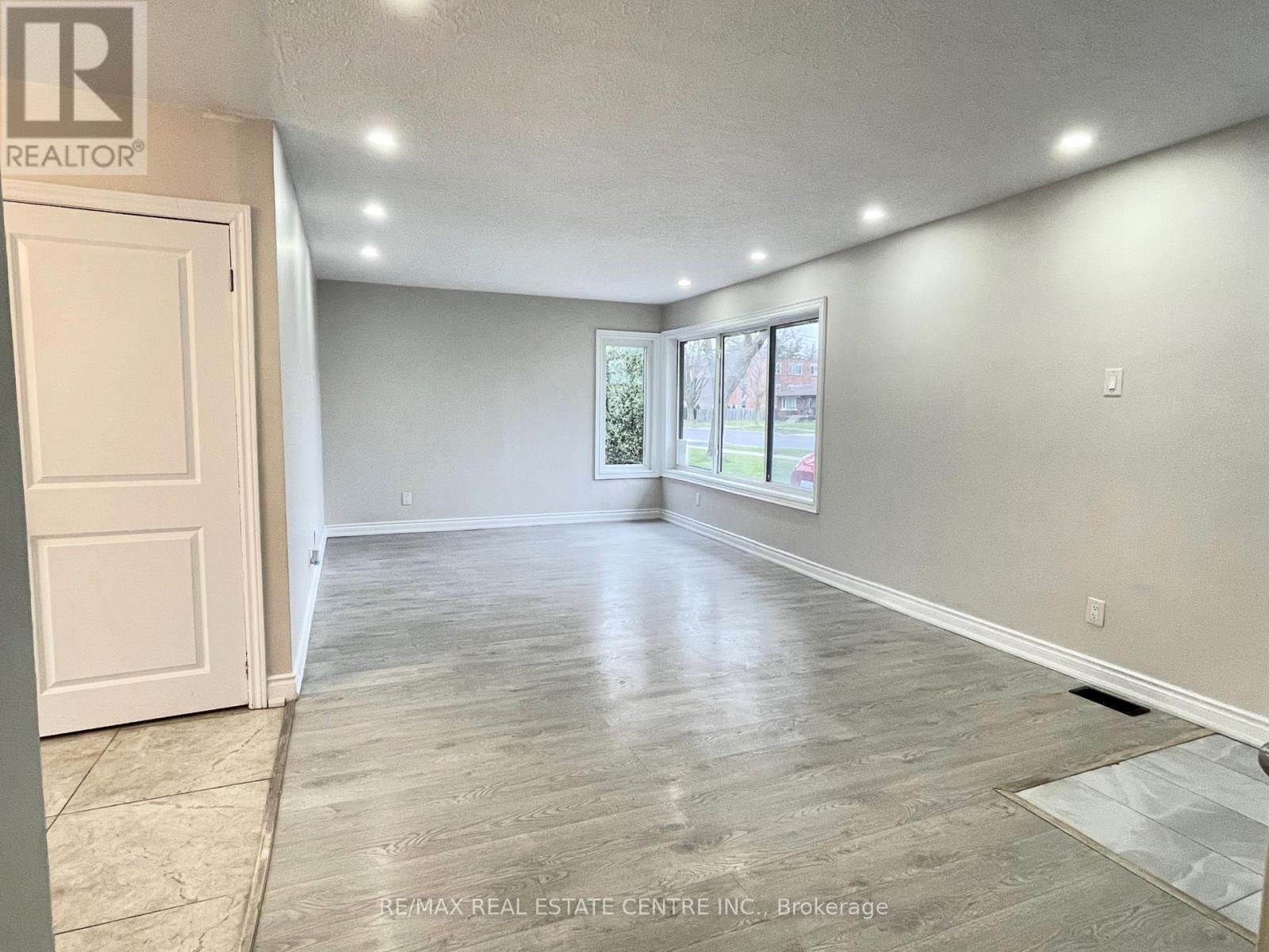 5866 Valley Way, Niagara Falls, Ontario  L2E 1Y1 - Photo 5 - X12090903