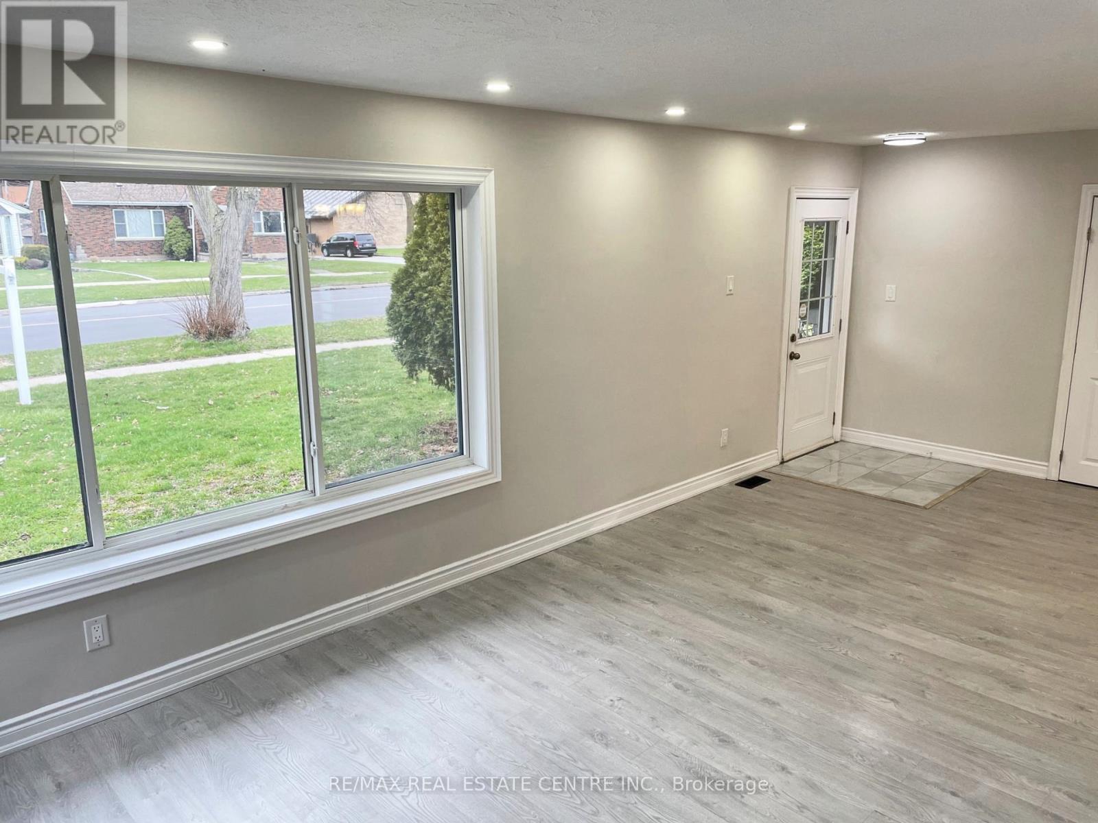 5866 Valley Way, Niagara Falls, Ontario  L2E 1Y1 - Photo 6 - X12090903