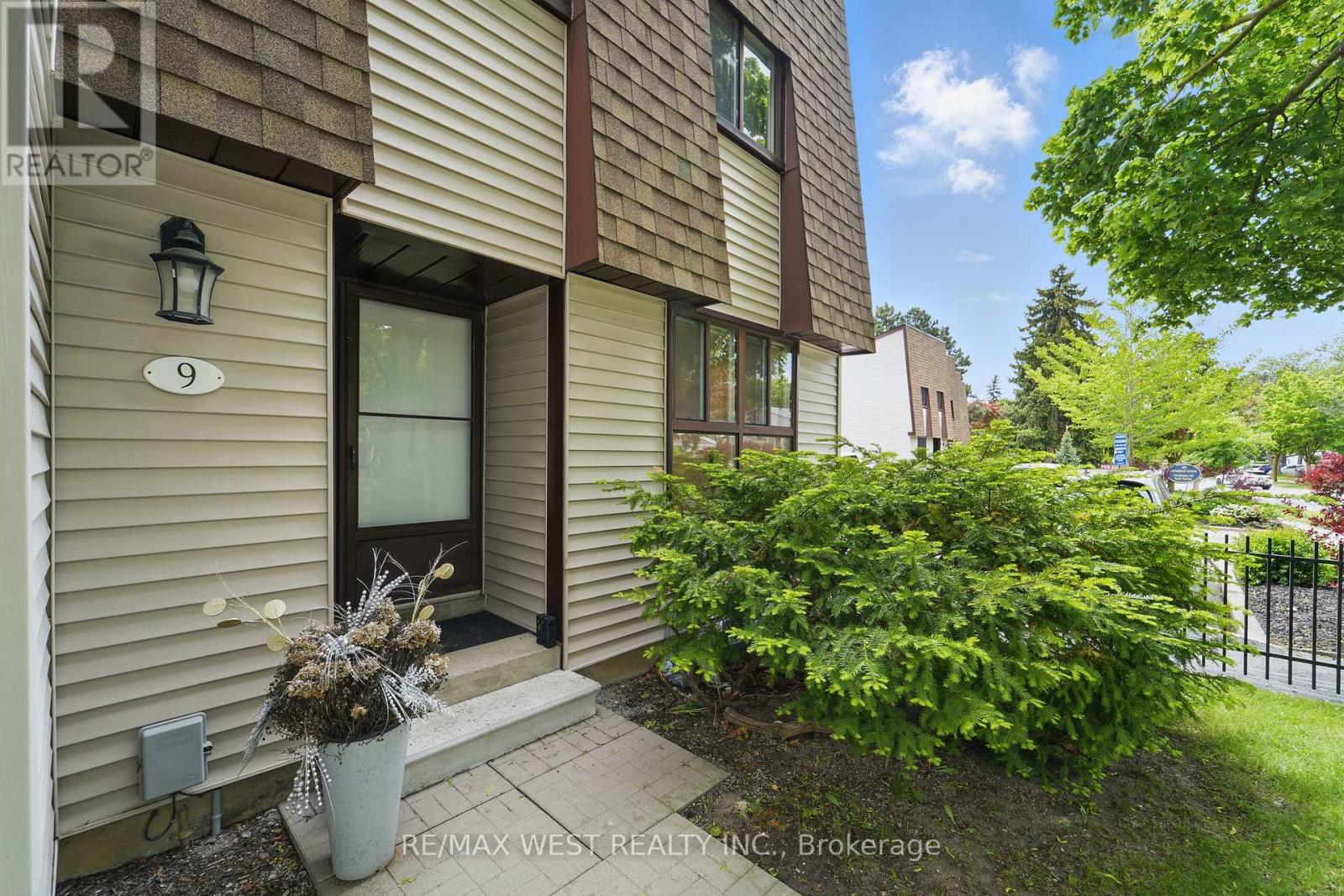 Property at 9 - 189 SPRINGHEAD GARDENS image 2
