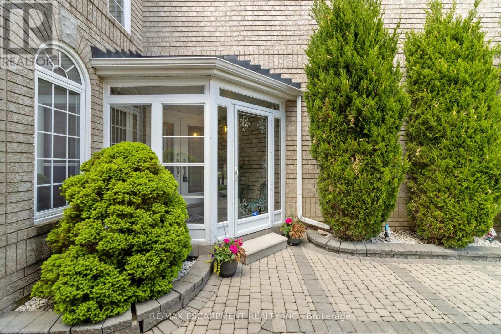 5414 Kinglet Avenue, Mississauga, Ontario  L5V 2C8 - Photo 4 - W12196945