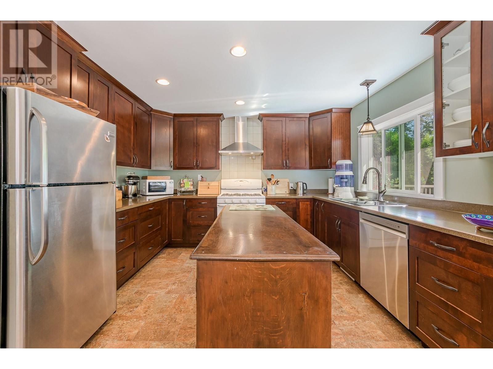 1180 18 Street Ne, Salmon Arm, British Columbia  V1E 2T4 - Photo 31 - 10345465