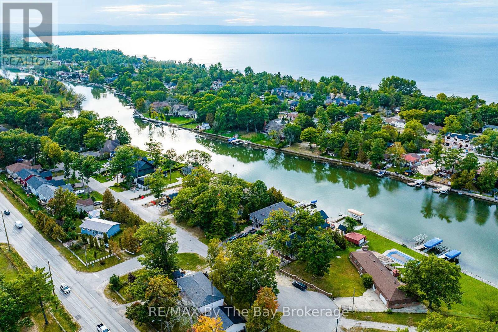 18 Edgewater Road, Wasaga Beach, Ontario  L9Z 2W3 - Photo 38 - S12196962