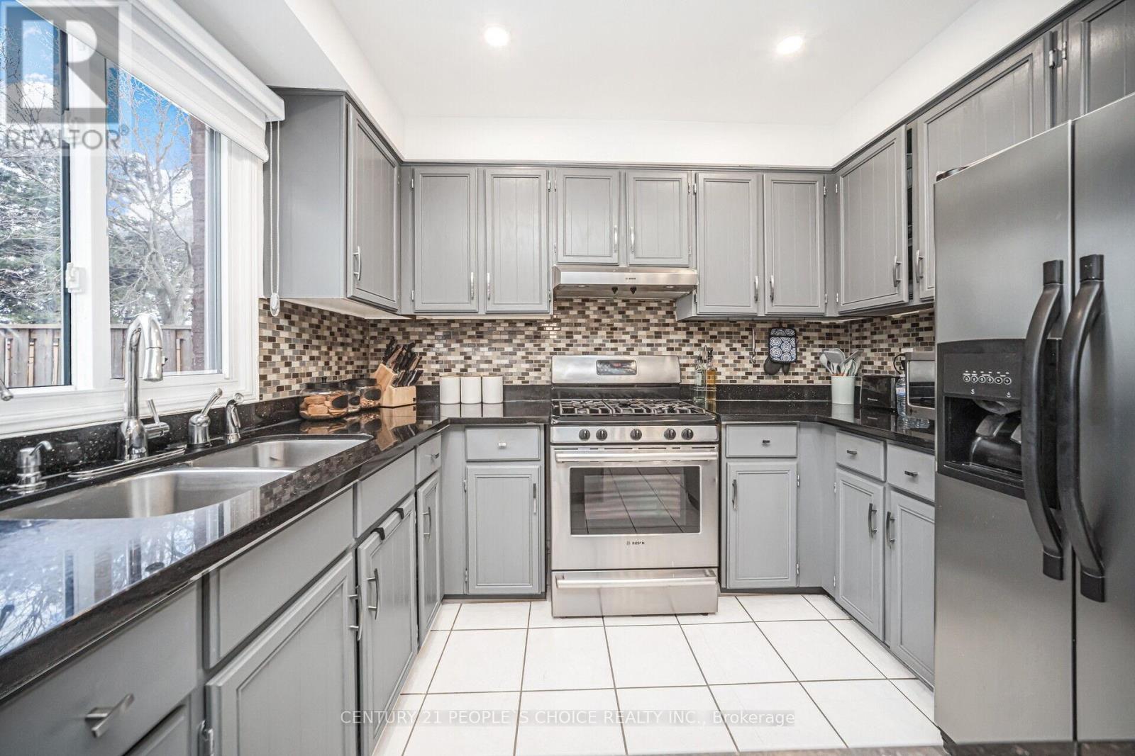 18 Blackwell Place, Brampton, Ontario  L6W 4M2 - Photo 14 - W12196978