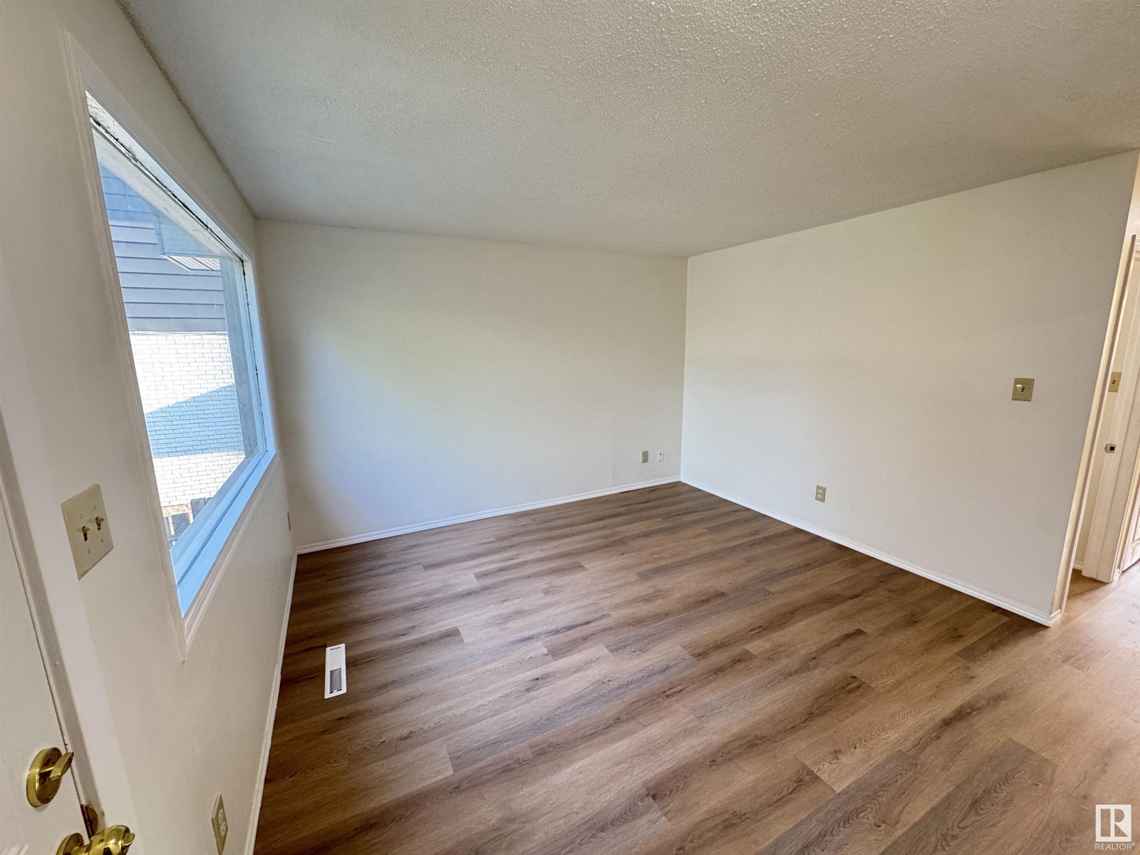 Property at 13140 65 ST NW NW image 3