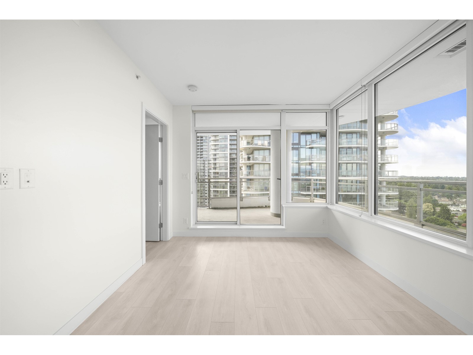2108 13318 104 Avenue, Surrey, British Columbia  V3T 0R2 - Photo 1 - R3011656