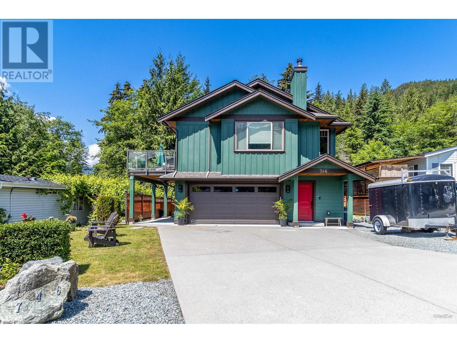 746 Upper Crescent, Squamish, British Columbia  V8E 0V7 - Photo 2 - R3009069