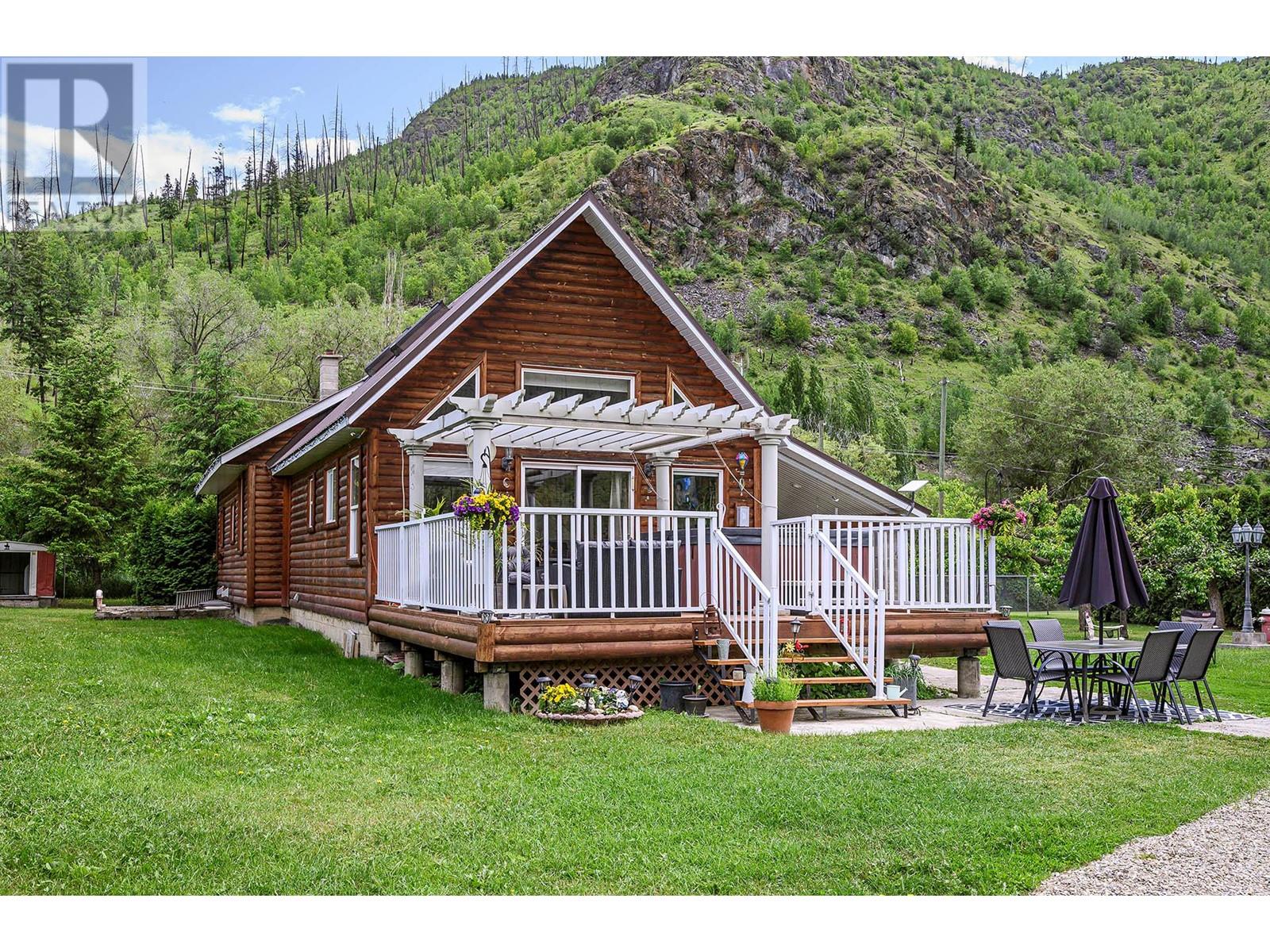 3215 YELLOWHEAD Highway, Barriere, British Columbia