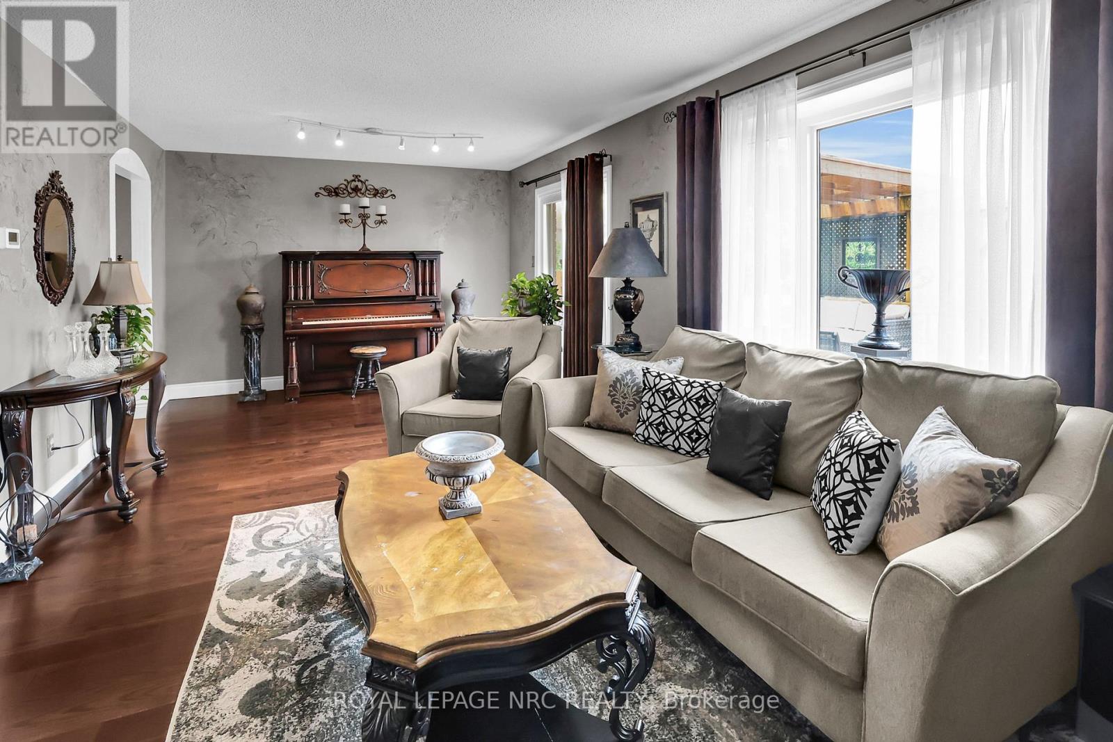 20 Glenashton Drive, Hamilton (Stoney Creek), Ontario  L8G 4G3 - Photo 10 - X12197079