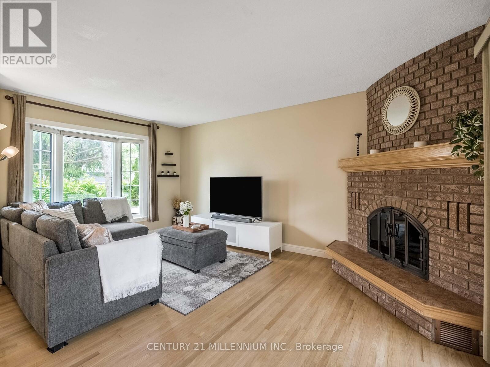 18 Greenhills Square, Brampton, Ontario  L6S 2J4 - Photo 5 - W12197034