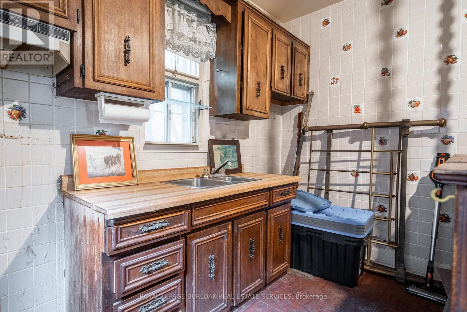 18 Scarlett Road, Toronto (Rockcliffe-Smythe), Ontario  M6N 4K1 - Photo 8 - W12197069