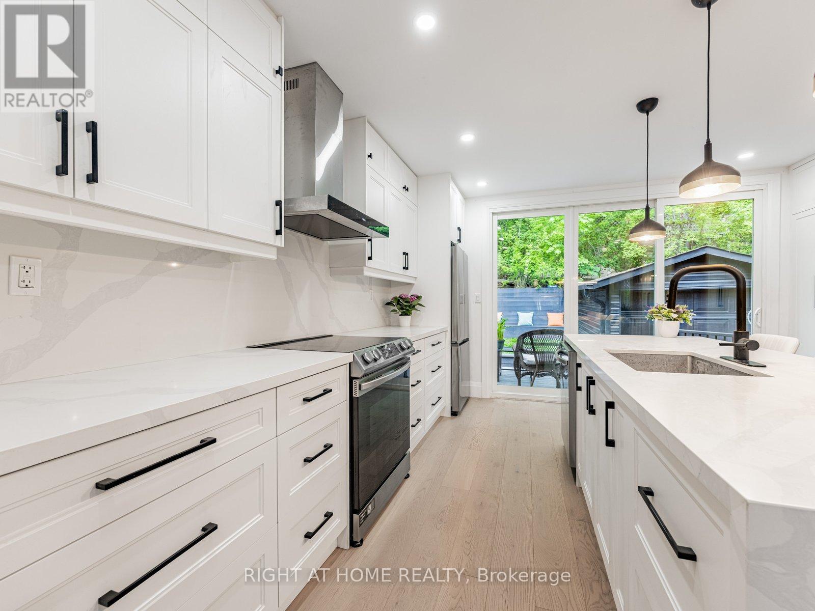 204 Clendenan Avenue, Toronto, Ontario  M6P 2X2 - Photo 14 - W12197085