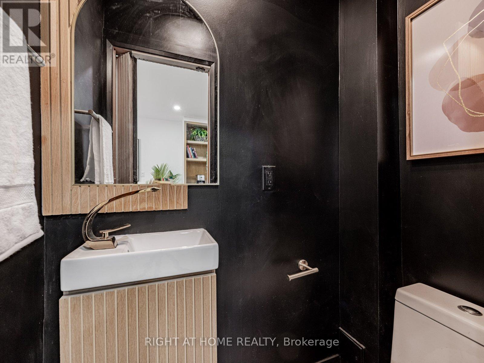 204 Clendenan Avenue, Toronto (Runnymede-Bloor West Village), Ontario  M6P 2X2 - Photo 15 - W12197085