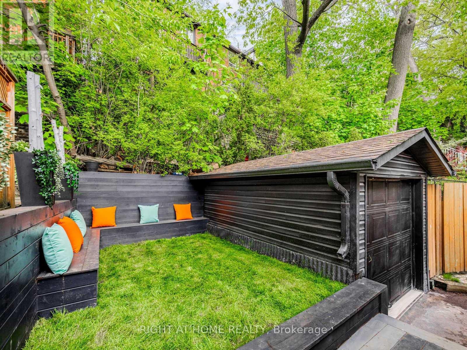 204 Clendenan Avenue, Toronto, Ontario  M6P 2X2 - Photo 31 - W12197085