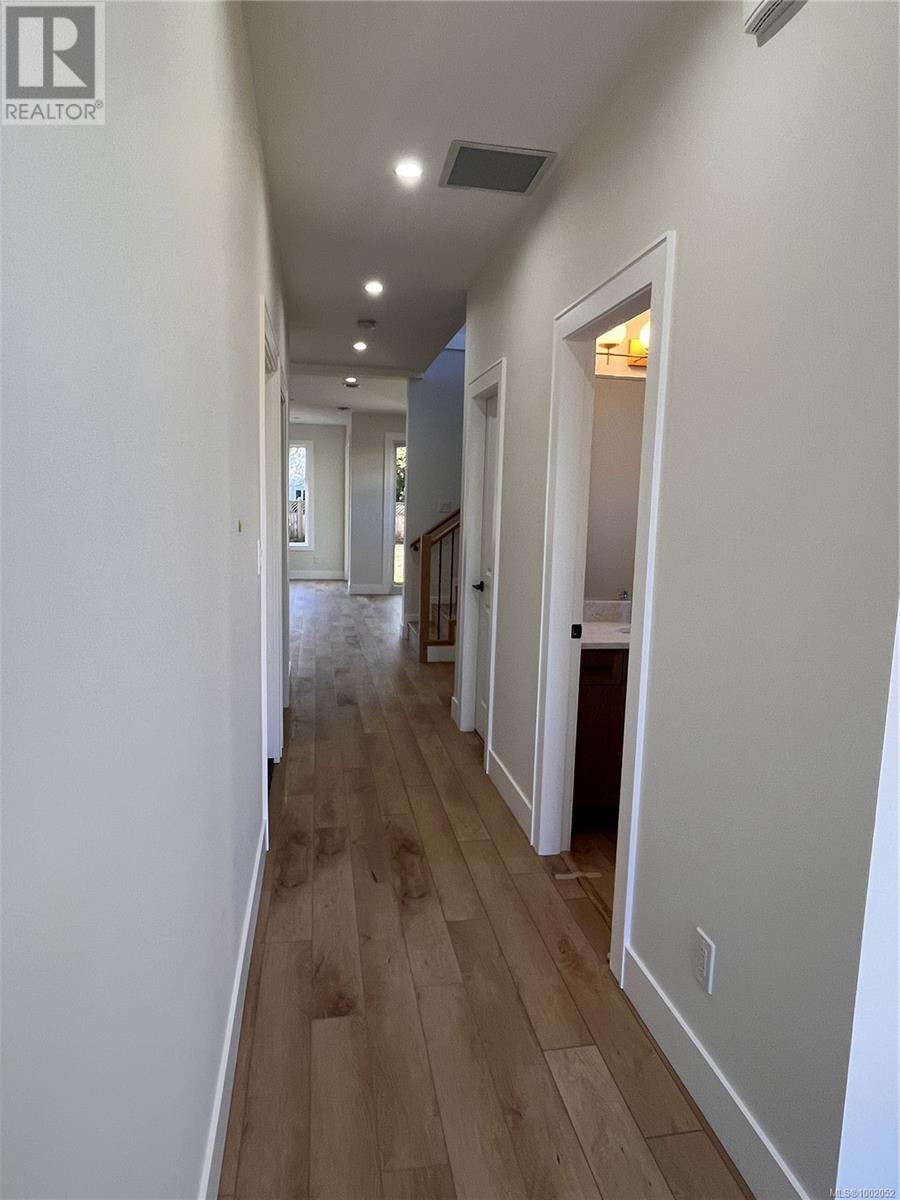 Property at 653 Hoffman Ave image 4