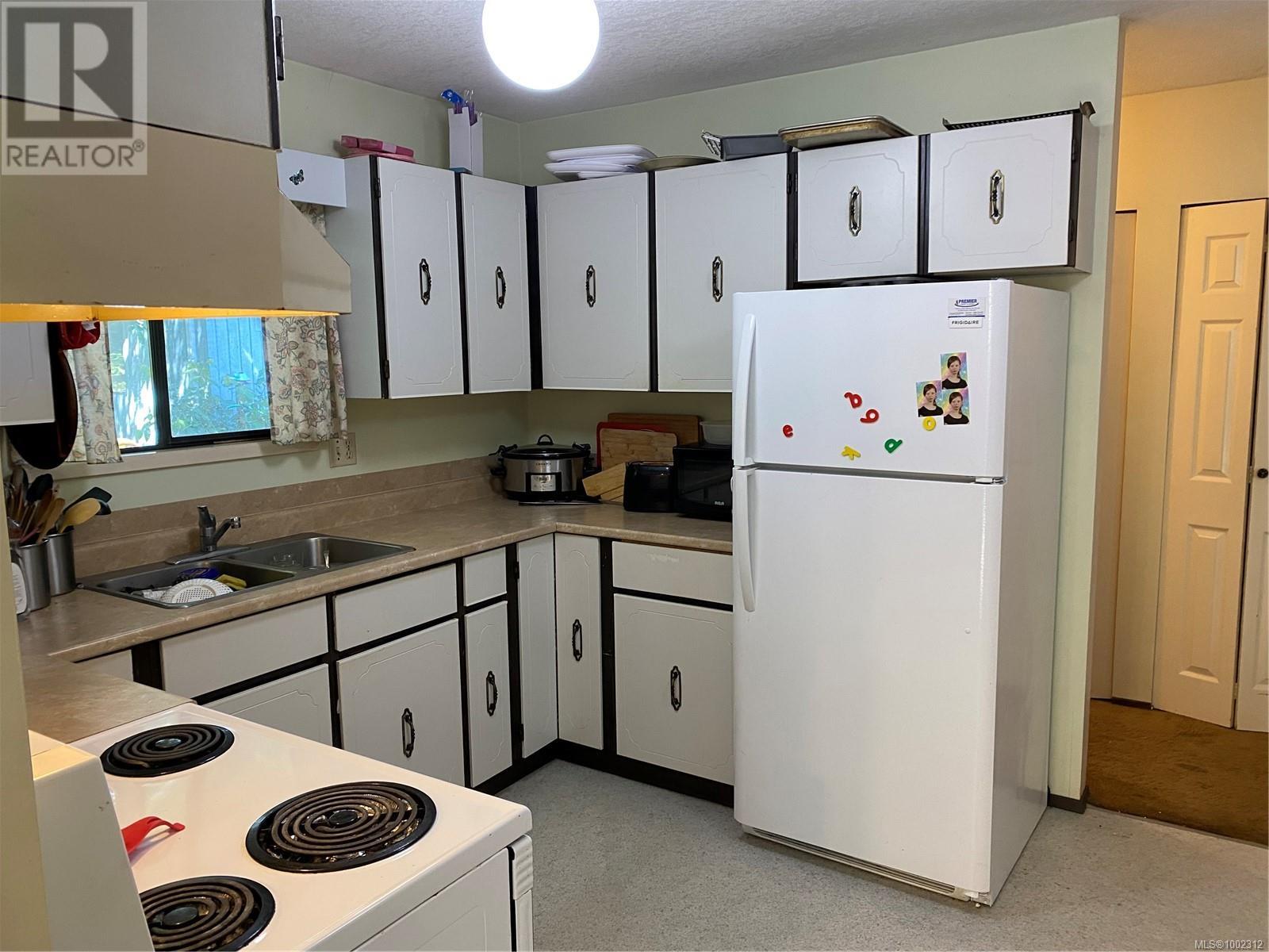 Property at 203 Cadboro Pl image 5